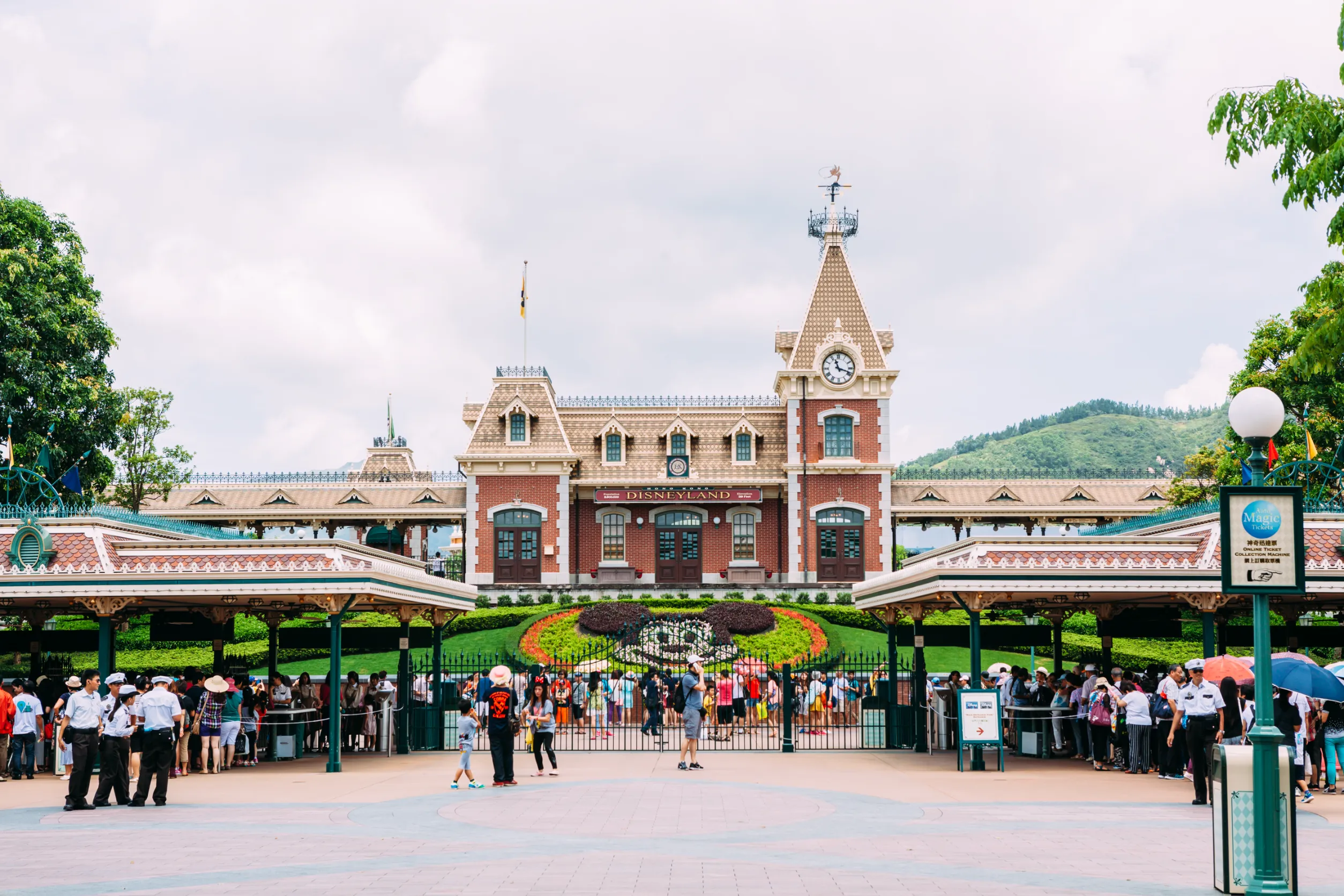 hong kong disneyland castle