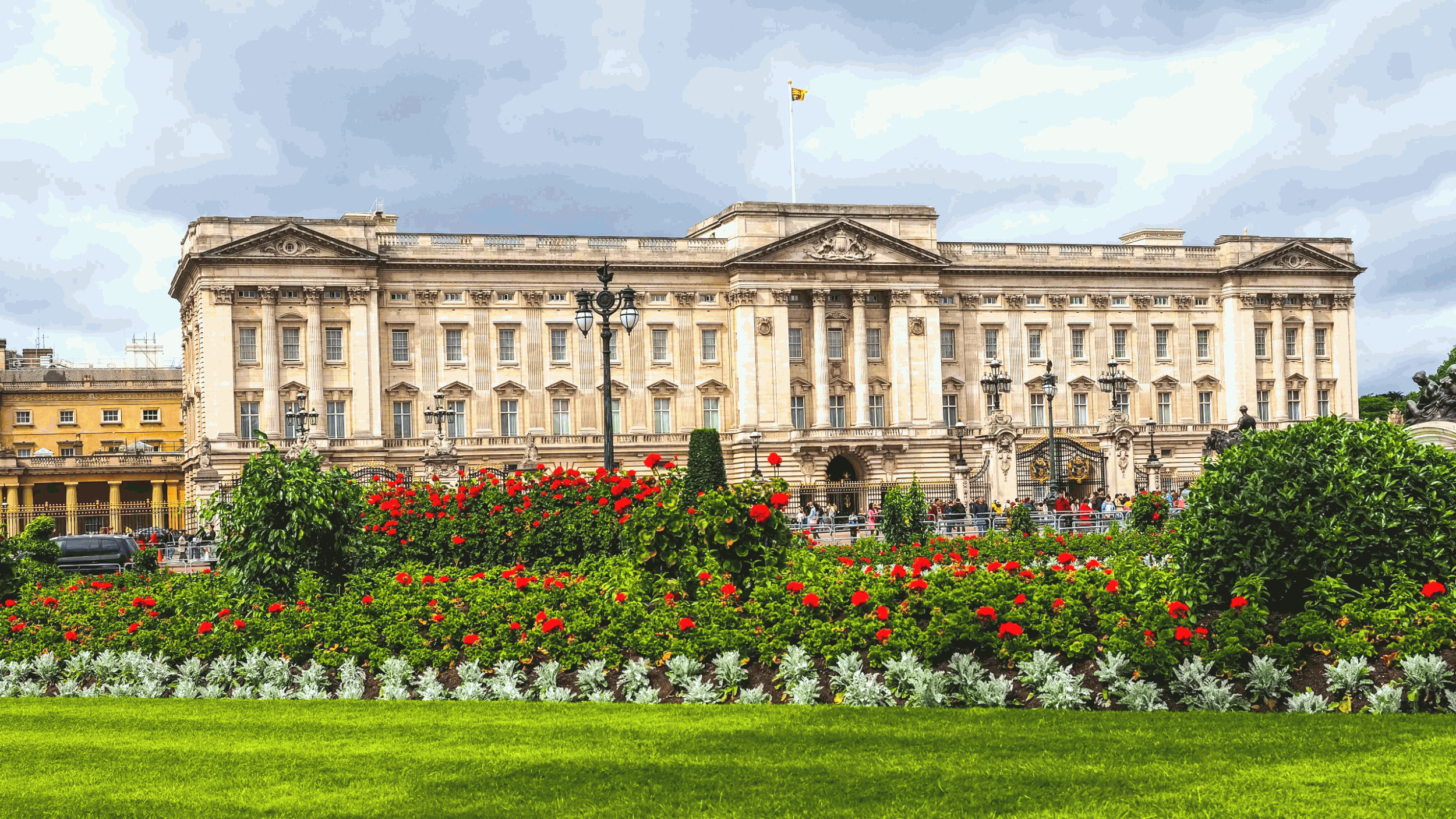 the buckingham royal palace building in london united kingdom