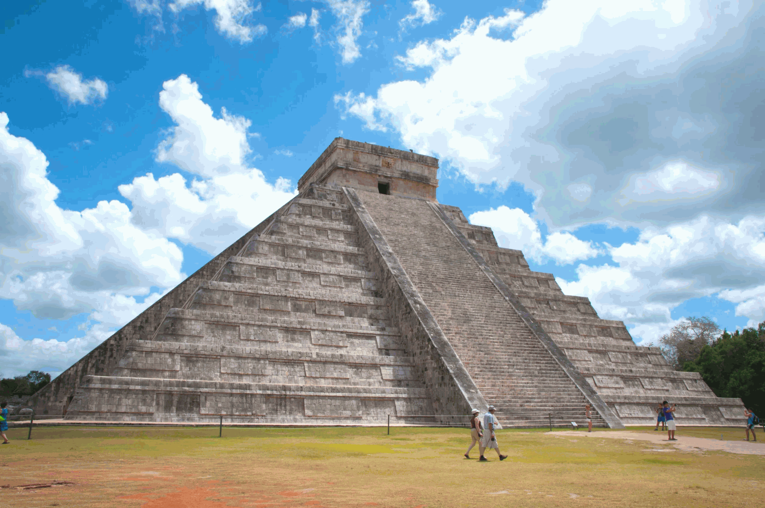 the chichen itza pyramid monument in mexico